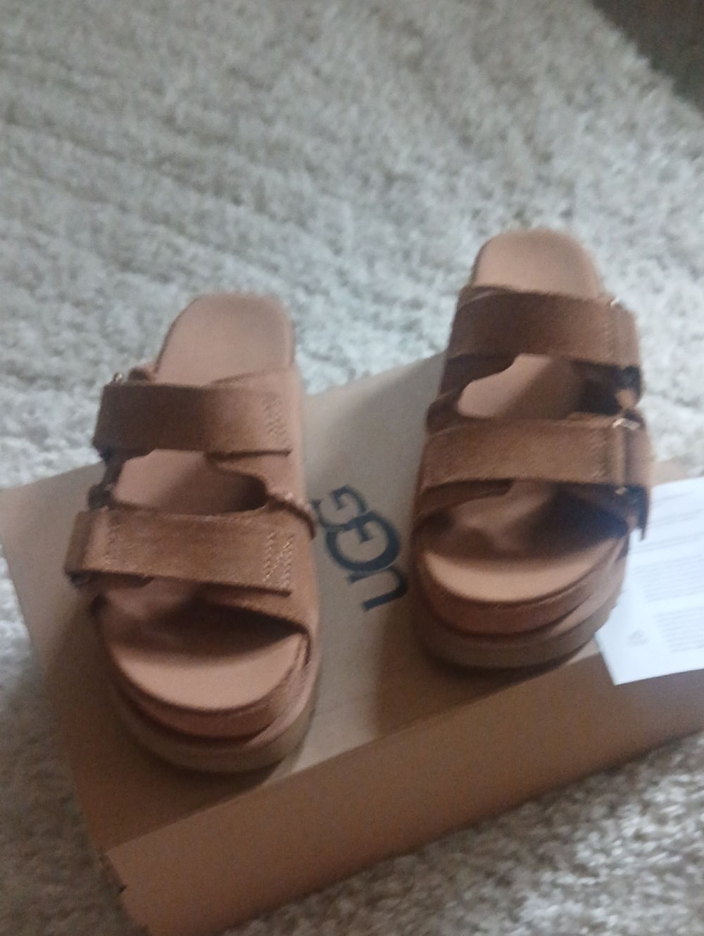 NWIT UGG SANDALS